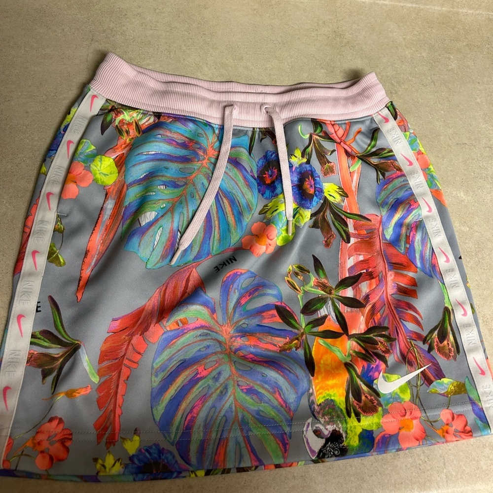 RARE Nike Women's Tropical Print Skirt - Multicolor size small parrots